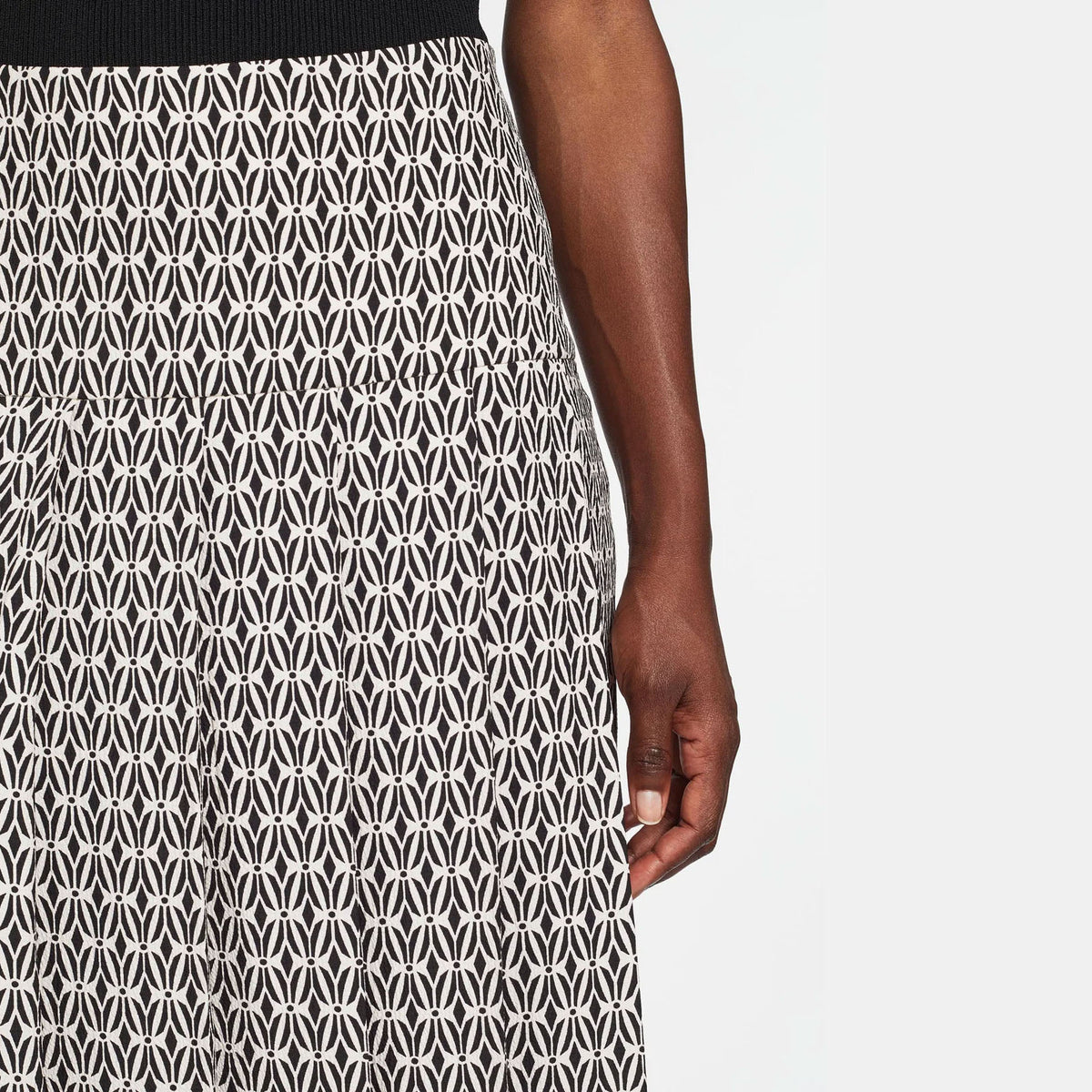 CEFINN Pleated Maxi Skirt in Ecru/Black