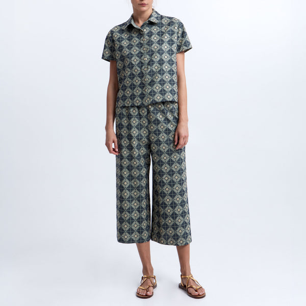 GREEK ARCHAIC KORI Daisy Back Pleat Linen Shirt in Sage/Navy Blue