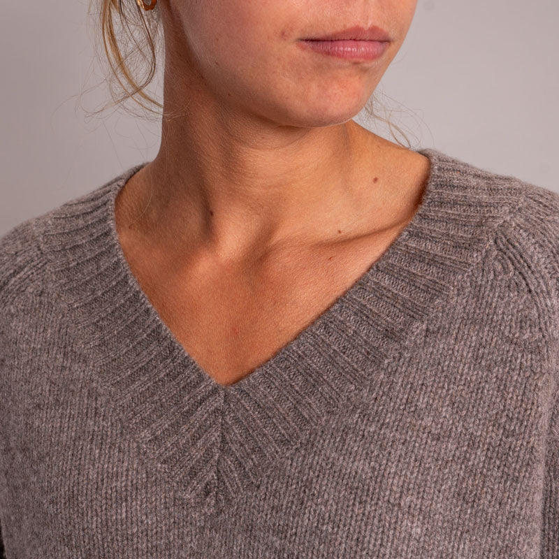 CASH CA Long V Neck Chunky Knit in Fossil