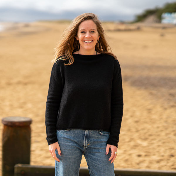 COLLEN & CLARE Pea Cashmere Crop Knit in Black