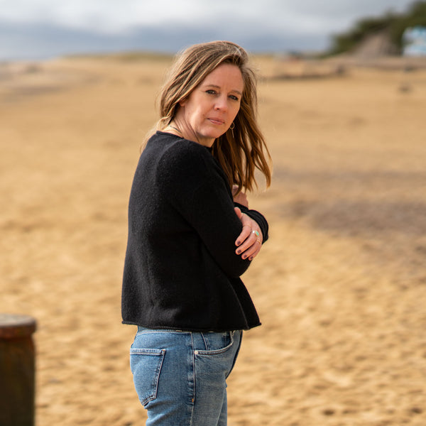 COLLEN & CLARE Pea Cashmere Crop Knit in Black