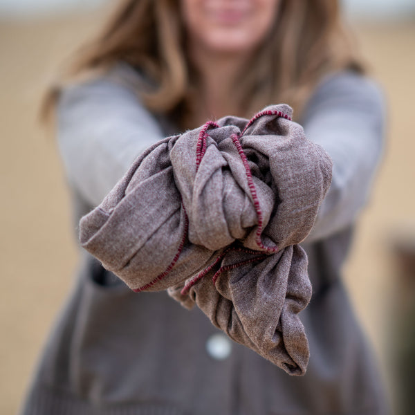 COLLEN & CLARE Cashmere Scarf with Contrast Edge in Mocha/Burgundy