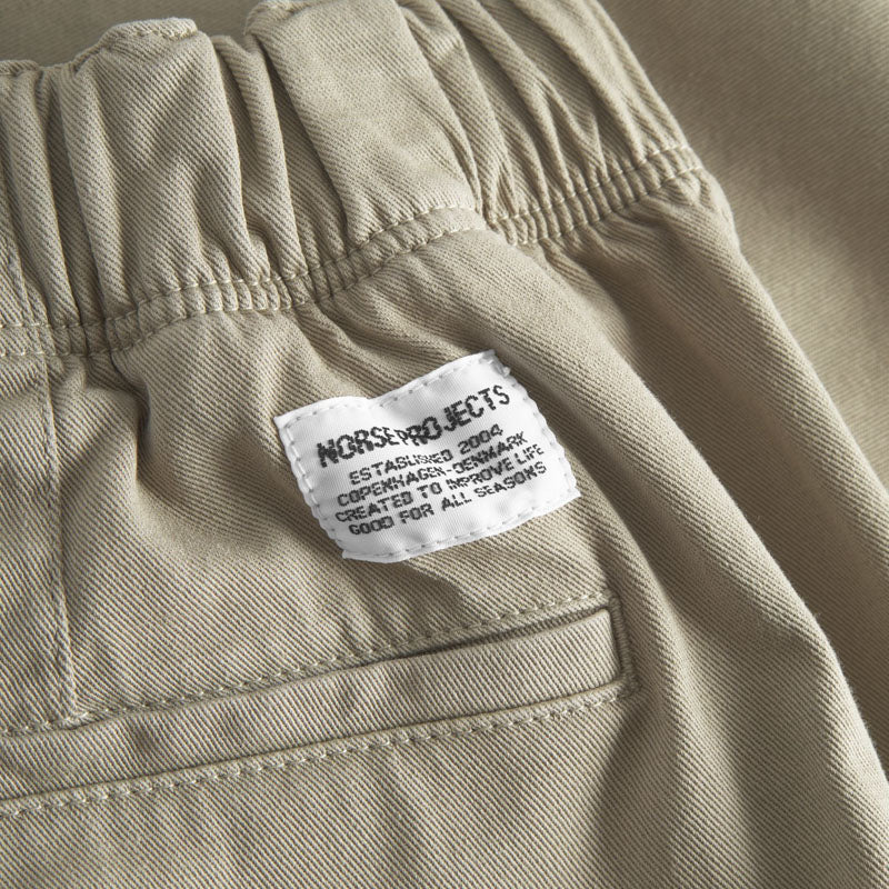 NORSE PROJECTS Ezra Relaxed Organic Stretch Twill Shorts in Moss Green