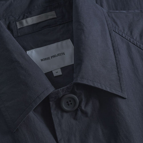NORSE PROJECTS Vargo Tech Poplin Mac in Navy