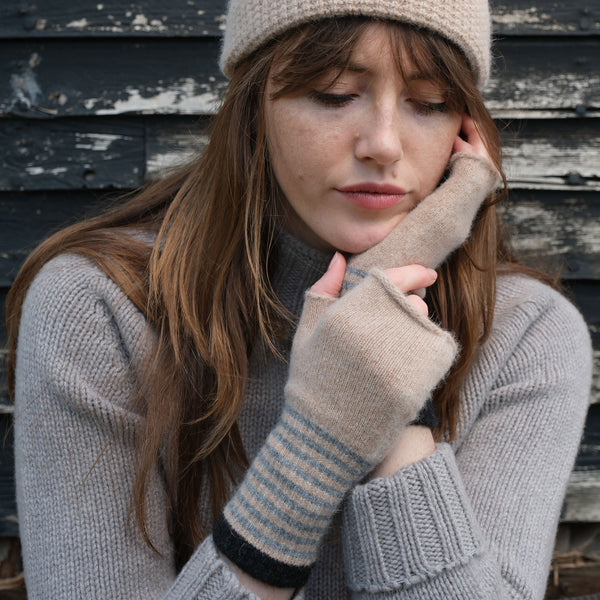 QUINTON & CHADWICK Angora Fingerless Mittens  in Fossil