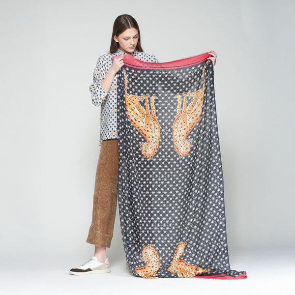 VILAGALLO Scarf with Leopards in Black