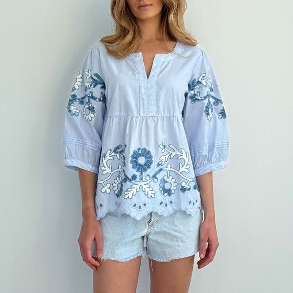 ROSE AND ROSE Gladiola Daisy Applique Top in Blue