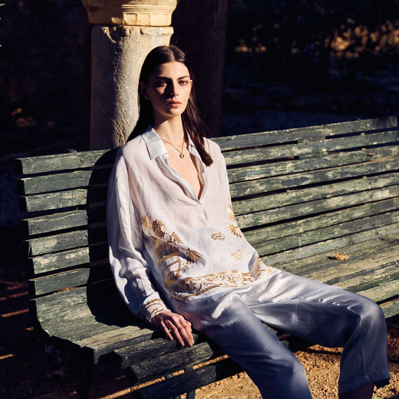 GREEK ARCHAIC KORI Crete Viscose Back Shirt in Light Grey/Gold