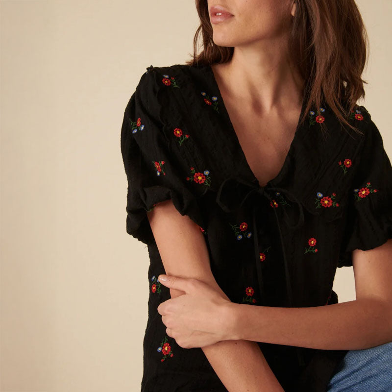 NOBODYS CHILD Birdie Short Sleeve Blouse in Black