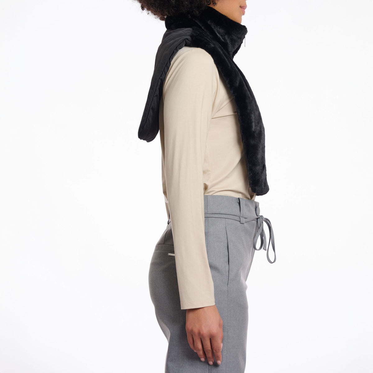 RINO & PELLE Nura Reversible Bib with Faux Fur in Black