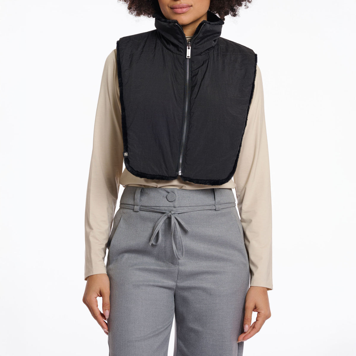RINO & PELLE Nura Reversible Bib with Faux Fur in Black