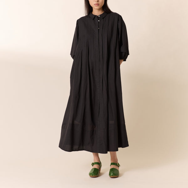 LEON & HARPER Roca Short Sleeve Long Dress in Carbone