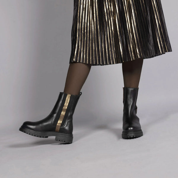 ESSKA Yaline Boot in Black/Gold
