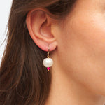 LA MOME BIJOU One Pearl Mini Hoop Earrings in Fluo Pink